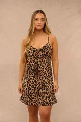 Vestido corto de tirantes finos con escote en V y estampado animal print de leopardo.
