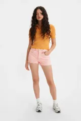 Short de jean estilo 501, de tiro medio y corte recto. Presenta un diseño clásico de cinco bolsillos, cierre de botones y bordes deshilachados en el ruedo.