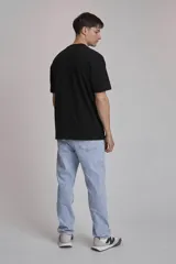 Remera verde oscuro de corte holgado y mangas cortas.