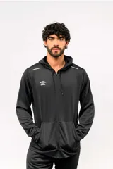 Campera deportiva con capucha Umbro Training Core, color negro, con cierre frontal completo, bolsillos tipo canguro y detalles reflectantes en los hombros.