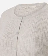 Cardigan de punto canelado en color verde oliva, con cuello redondo, manga larga y cierre frontal mediante botones pequeños. Presenta un diseño ajustado al cuerpo.