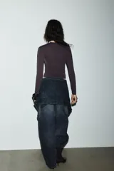 Camiseta de manga larga con cuello redondo y corte ajustado, confeccionada en tejido de mezcla de algodón suave.