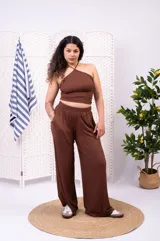 Top halter color amarillo claro, ajustado al cuerpo, con tirantes que se atan al cuello.