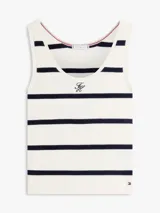 Musculosa de punto blanco de corte slim, con rayas horizontales azul marino y logo bordado en el pecho.