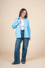 Jean de tiro alto con silueta amplia y corte recto, confeccionado en denim de algodón con un toque de spandex.