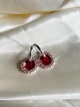 Par de aros de resina azul con borde de strass y arito de acero quirúrgico.