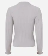 Blusa slim de chenille color beige, con cuello alto y mangas largas.