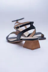 Sandalias color nude con taco de madera, capellada y forro 100% cuero.