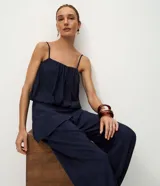 Blusa de tirantes finos ajustables con diseño balonê, confeccionada en tejido jacquard con textura floral y acabado voluminoso.