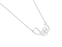 Collar de plata 925 con dije de estetoscopio con corazón y latidos. Largo de collar: 40 cm más 3 cm de alargue. Dimensión dije: 2.5 cm x 2 cm.