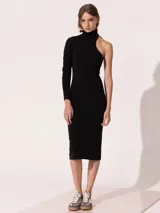 Vestido midi negro de algodón pima orgánico elastizado, con cuello alto, una manga larga fruncida y hombro descubierto.