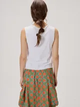 Musculosa MUTMA Trebola de silueta recta confeccionada en tejido de punto color gris con efecto lavado. Posee cierre frontal con botones, detalle de bordado en el pecho y terminación festoneada en el ruedo y las sisas.