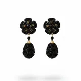 Caravanas artesanales con diseño de flor y gota colgante, completamente cubiertas de cristales Swarovski negros sobre una base de metal enchapado en oro.