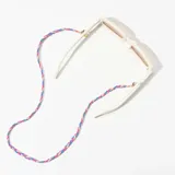 Correa para lentes trenzada multicolor (rosa, azul y beige) con herrajes dorados y terminales transparentes.
