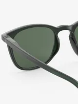 Lentes de sol Izipizi modelo #E, de forma trapezoidal, color negro con cristales verdes y patillas flexibles.