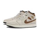 Championes de media caña Air Jordan 1 Mid color beige con detalles en marrón y negro. Presentan el logo de Jordan en el lateral y suela blanca con base negra.