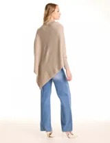 Poncho verde de tejido lurex, con cuello recto, manga japonesa con puños y terminación asimétrica.