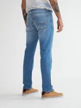 Pantalón de jean celeste de corte recto.