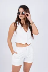 Chaleco corto color marrón con botones y escote en V.