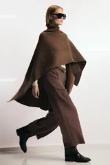 Pantalón culotte negro de tiro medio con trabillas y cinturón fino efecto piel con hebilla metálica. Presenta raya planchada y cierre de cremallera oculta en la costura.