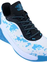 Championes de básquetbol Umbro modelo Dribble, con diseño de camuflaje en tonos grises y negros. Presentan una suela robusta con entresuela blanca y detalles geométricos en el talón.