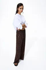 Pantalón de punto de corte holgado con piernas amplias y tiro alto, cintura elástica con cordón de ajuste y estampado animal print de leopardo.