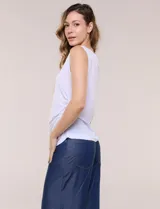 Musculosa blanca de modal y lyocell, de marca Elie Tahari, con escote a la base, sin mangas y frunces drapeados en los laterales.
