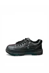 Zapatos marrones estilo casual de cuero sintético, con cordones, suela gruesa texturizada y detalle de cierre lateral decorativo.