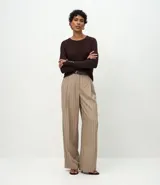 Suéter de punto ajustado con cuello redondo y manga larga. Presenta detalle de botones metalizados en los puños.