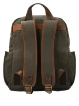 Mochila de canvas encerado color verde militar, con detalles en cuero natural, bolsillo frontal con solapa y broches metálicos, bolsillos laterales y cierre superior con cremallera.