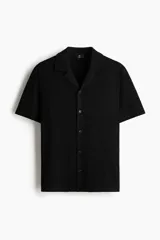 Camisa de manga corta negra H&M en punto jacquard de mezcla de algodón, con cuello abierto y cierre frontal de botones.