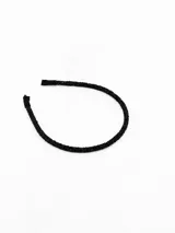 Vincha delgada de color negro, recubierta con pequeñas piedras brillantes que le otorgan una textura texturizada y elegante.