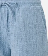 Bermuda de mujer confeccionada en tejido chambray texturizado, con corte recto, cintura elástica y lazo de ajuste.