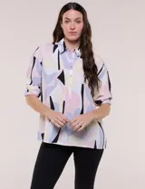 Blusa de gasa con estampado abstracto en tonos rosado, celeste, beige y negro, de silueta holgada, con cuello camisero, escote en V con media abotonadura y mangas largas de hombro caído.