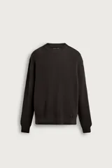 Sweater de punto canalé color marrón oscuro, de corte regular fit, con cuello redondo y manga larga.