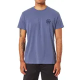 Remera azul con estampado pequeño en el pecho de un logo con forma de flor y texto. Corte clásico y cuello redondo.