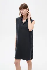Vestido corto azul marino de lyocell, sin mangas, holgado y con cuello camisero.