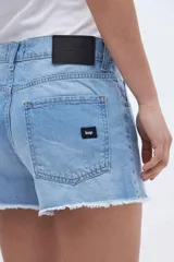 Short de jean celeste de tiro medio, corte ajustado en la cadera y bajo desflecado.