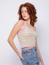 Top tejido de punto con tramado calado a rayas horizontales en tonos verde, naranja y rosa. Diseño de un solo hombro.