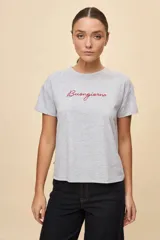 Remera gris melange de manga corta y cuello redondo, con el texto "Buongiorno" bordado en color rojo en el pecho.