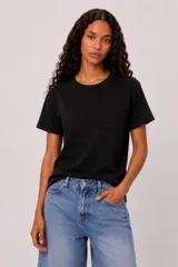 Remera negra de algodón de manga corta, corte holgado, con cuello redondo a la base y un bolsillo aplicado en el pecho.