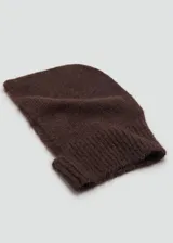 Gorro tipo pasamontañas de punto, color marrón oscuro, con diseño ajustado que cubre la cabeza y el cuello.