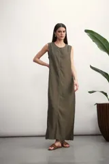 Vestido largo sin mangas, color verde militar, con cuello redondo y costura central vertical en contraste.