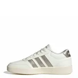 Championes Adidas Breaknet 3.0 de estilo urbano inspirado en el tenis, con capellada sintética blanca y las icónicas tres tiras laterales en color gris. Presentan cierre de cordones, suela de goma flexible y diseño clásico de perfil bajo.