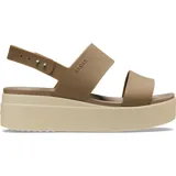 Sandalias de plataforma Crocs modelo Brooklyn Low Wedge, color marrón con base en tono crema. Presentan un diseño de dos tiras anchas y una tira trasera ajustable con cierre de botones metálicos.
