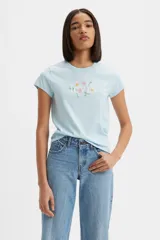 Remera celeste de algodón con cuello redondo y estampado de flores en el pecho.