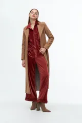 Pantalón de terciopelo rib lurex color gris, de corte recto y holgado, con detalle de volados en el ruedo.