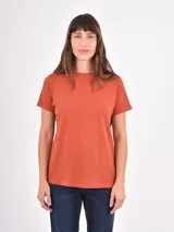 Remera de algodón de corte clásico, con cuello redondo y mangas cortas con dobladillo.