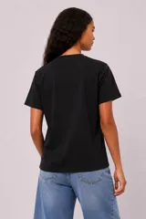 Remera de manga corta color verde militar, con cuello en V y corte holgado.