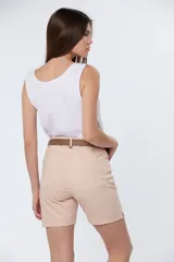 Bermuda color beige con cinco bolsillos, corte a la rodilla y presillas para cinturón.
